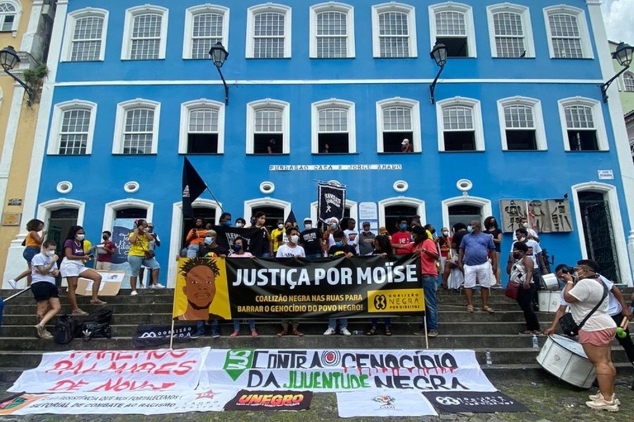Fachada do Instituto Jorge Amado, em Salvador, recebe um grupo de manifestantes em apoio ao jovem Moise, morto no Rio de Janeiro