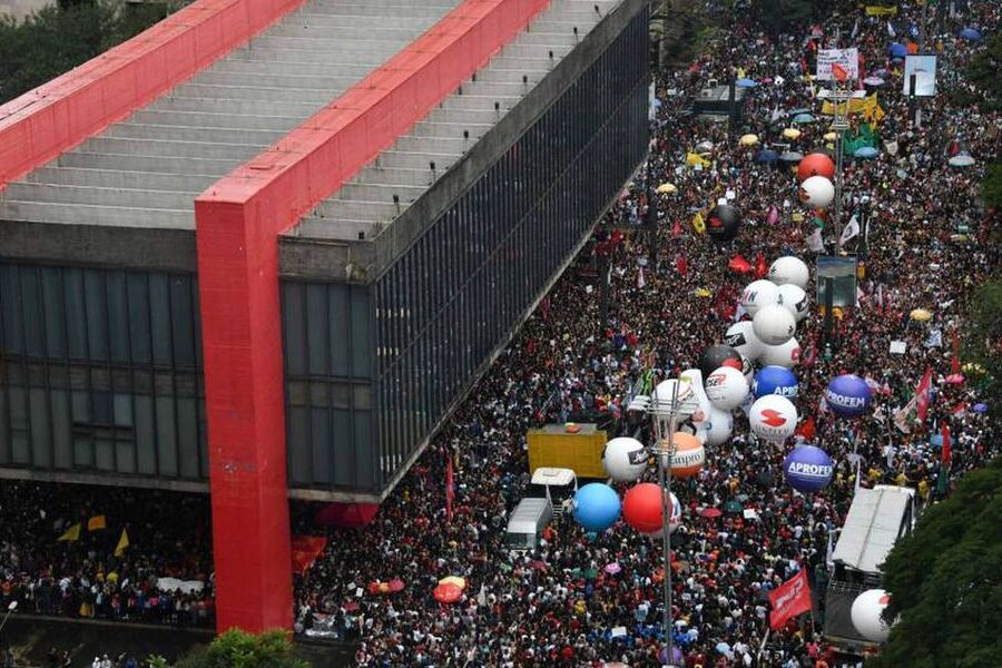 Vista aérea de manifestação de professores no Vão Livre do Masp
