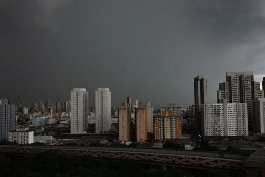 Foto panorâmica da Cidade de São Paulo completamente às escuras