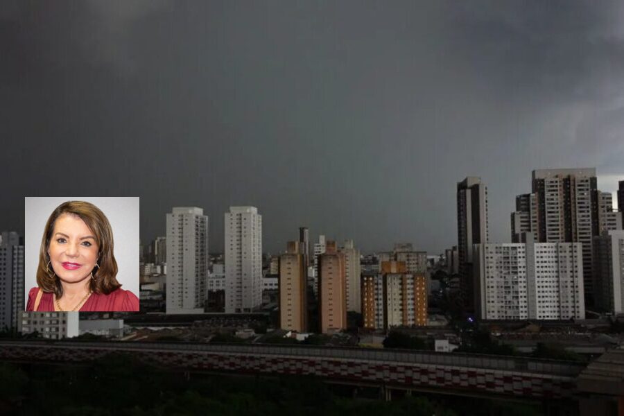 Foto panorâmica da Cidade de São Paulo completamente às escuras - no destaque, foto da deputada Estadual Professora Bebel