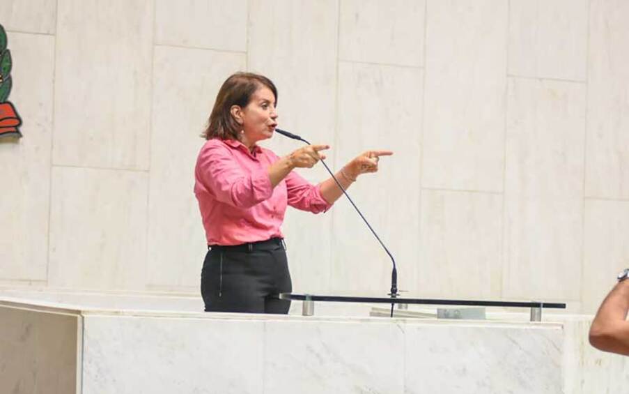 Foto da Deputada Estadual Professora Bebel falando da Tribuna da Alesp