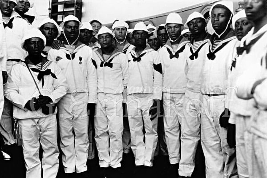 Marinheiros, líderes da Revolta da Chibata, perfilam-se para foto.