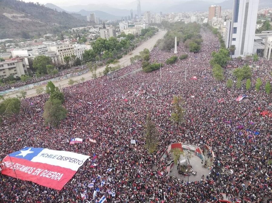 Foto aérea de milhares de chilenos comemorando a vitória no plebiscito