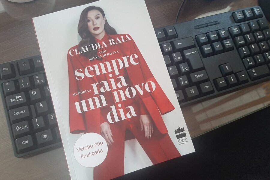 Foto do livro de Claudia Raia em cima de um teclado de computador