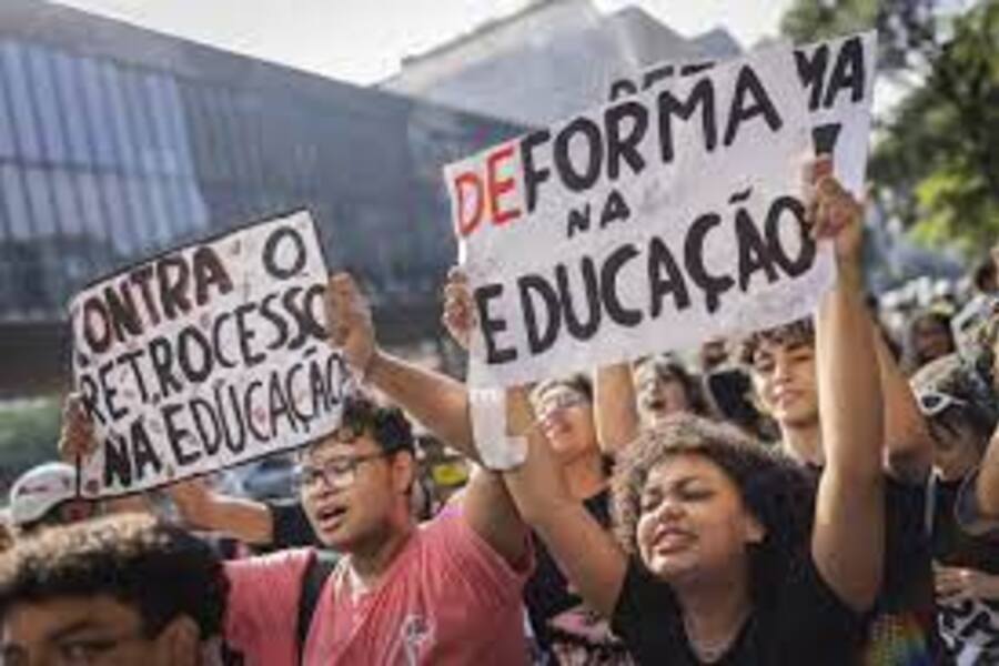 Estudantes portam cartazes contra a Reforma do Ensino Médio