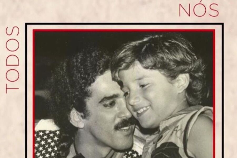 Foto da capa do EP de Davi Moraes que mostra uma foto antiga de seu pai, Moraes Moreira, com ele, Davi, quando criança.