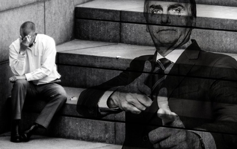 Imagem de Bolsonaro fazendo "arminha" sobre foto de homem sentado numa escada de cabeça baixa