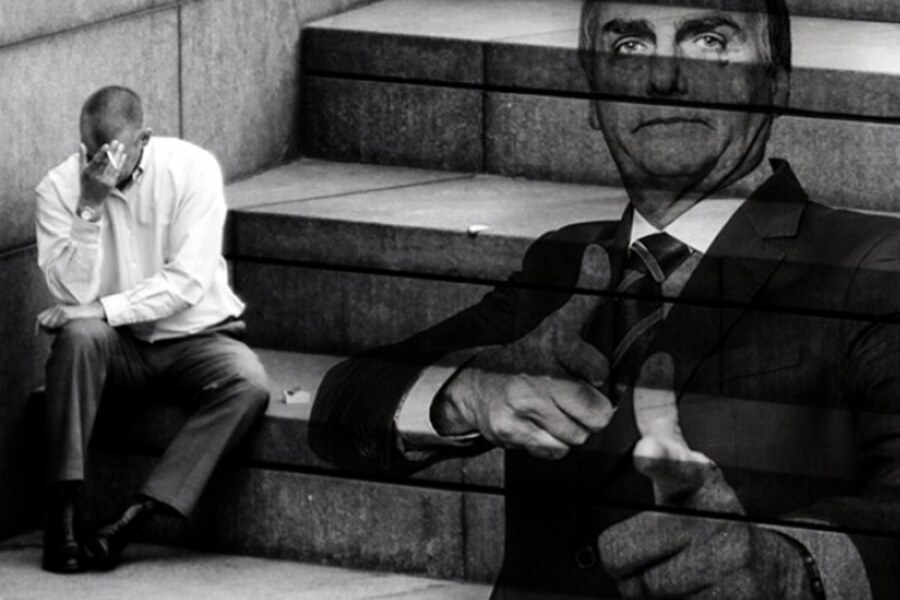Montagem com duas fotos: a primeira, de um homem sentado cabisbaixo numa escada. Aplicada na mesma foto, outra, foto grande, de Bolsonaro fazendo arminha