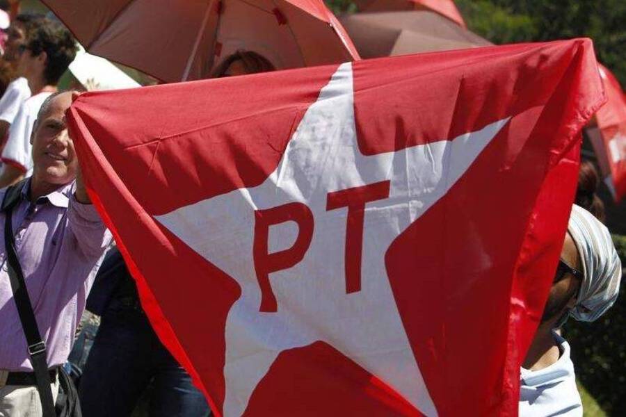 Cidadãos exibem bandeira do PT