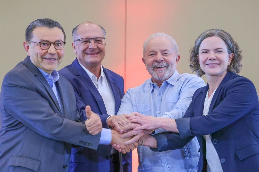 Da esquerda para a direita: Carlos Siqueira, pres. do PSB; Geraldo Alckmin, candidato a vice-presidente; Lula, candidato a Presidente; e Gleise Hoffmann, pres. do PT