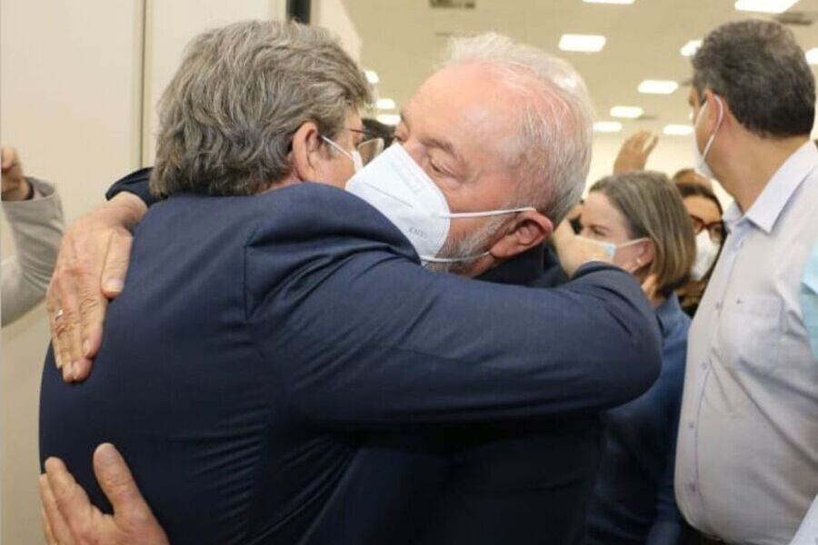 Lula abraça o governador da Paraíba, João Azevedo (Cidadania)