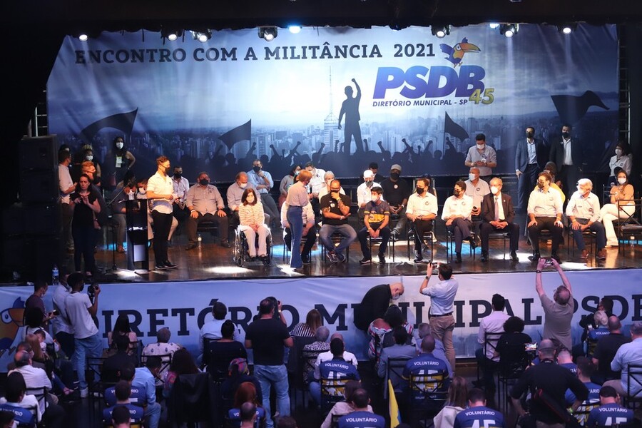 Foto do palco em que se encontram vários dirigentes do PSDB, além do governador João Doria