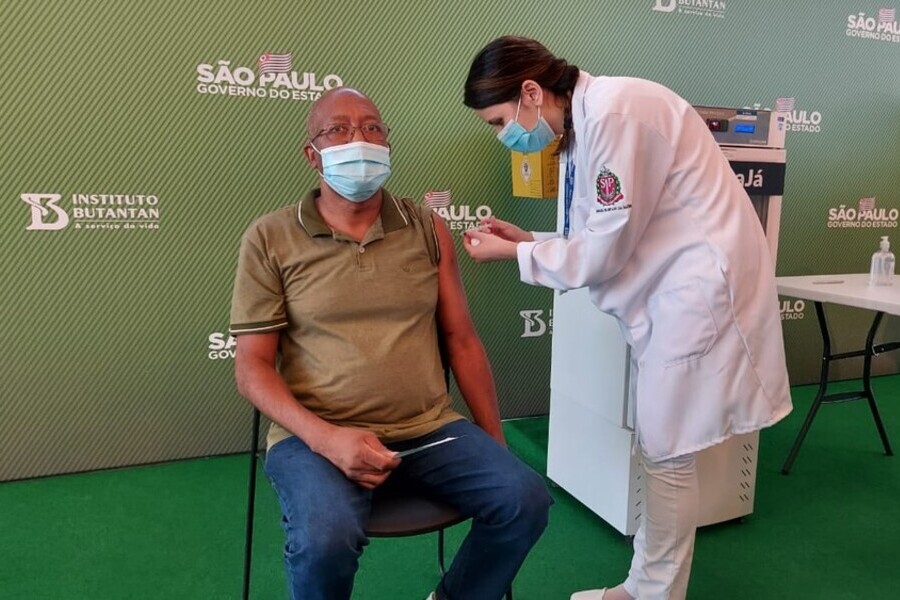 Enfermeira aplica dose da vacina Coronavac no Enfermeiro Wilson Paes, da Vila Penteado