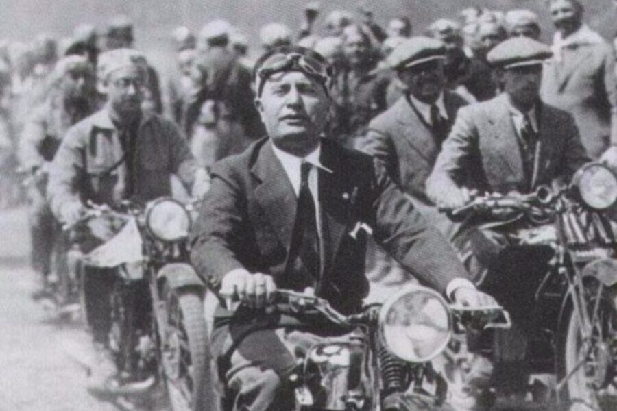 Foto de Mussolini realizando um passeio de motocicleta, junto com seus correligionários