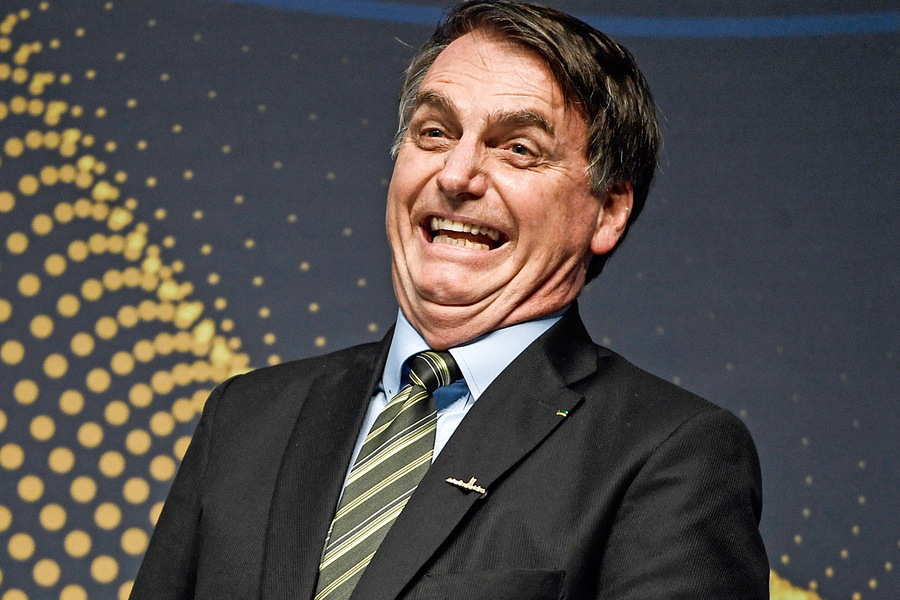 Bolsonaro ri de forma bizarra