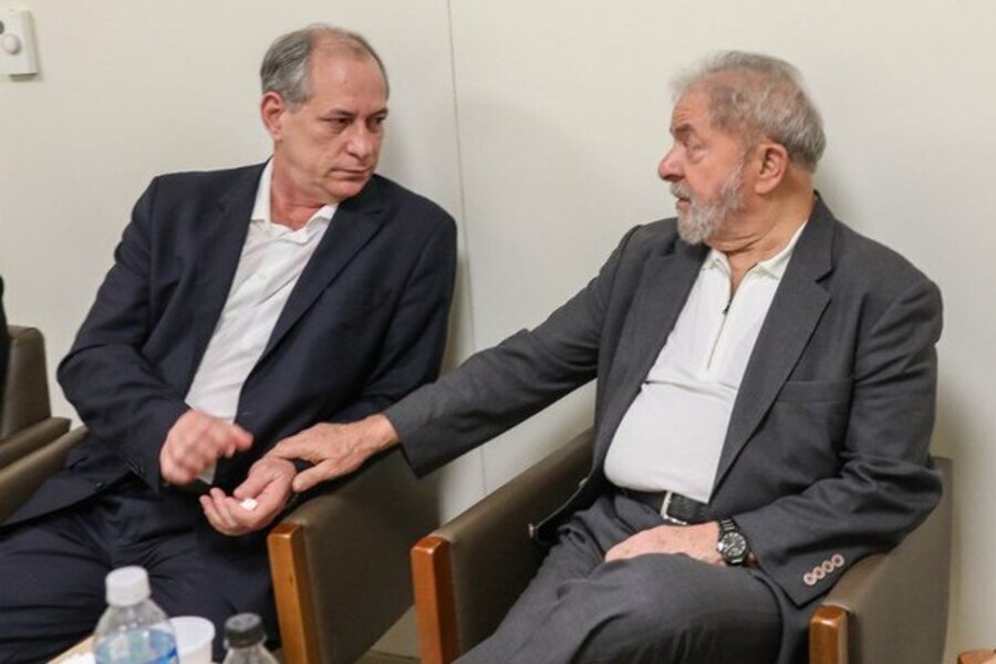 Ciro Gomes e Lula sentados lado a lado. Lula está com o braço estendido e segurando o braço de Ciro