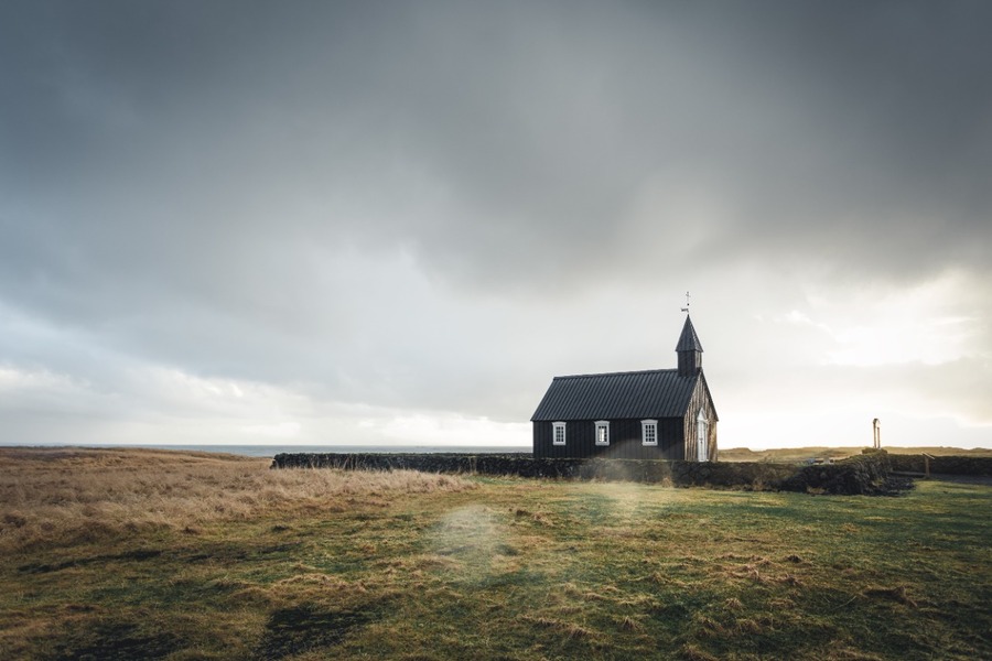Foto de uma pequena igreja no horizonte