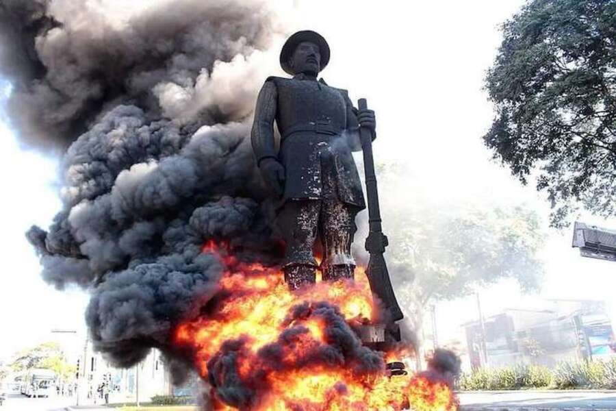 Foto da Estátua de Borba Gato em chamas
