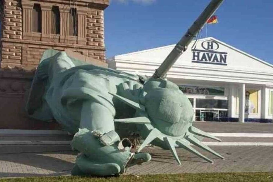 Réplica da Estátua da Liberdade, instalada ao lado de uma das lojas da Havan, caída por causa da ação do vento.