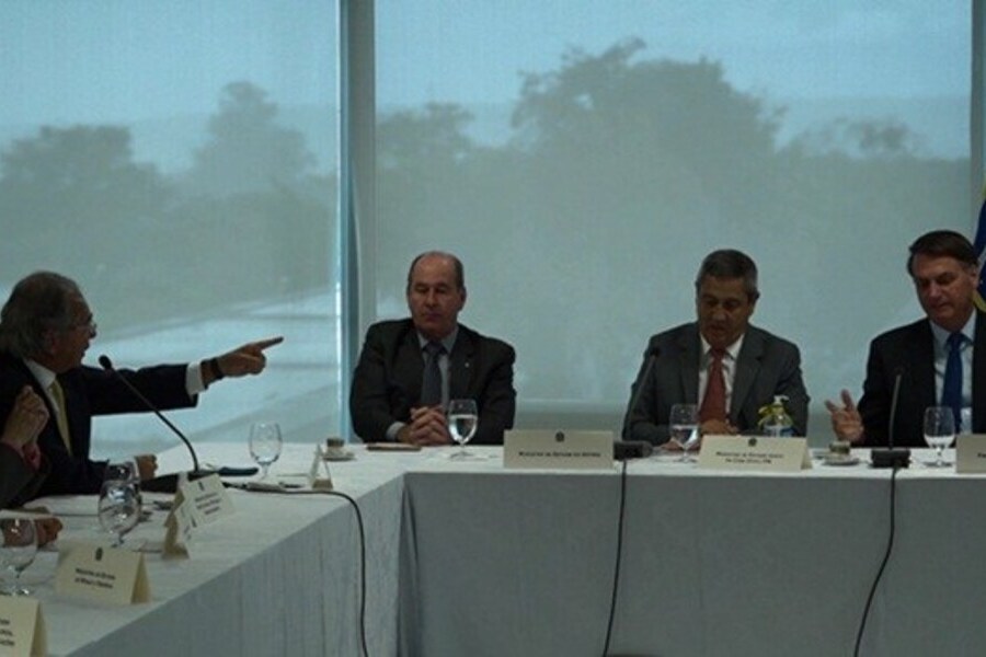 Foto da reunião ministerial quando Paulo Guedes disse que o servidor era "inimigo" e que colocaria uma granada em seu bolso, ao ser referir à reforma administrativa