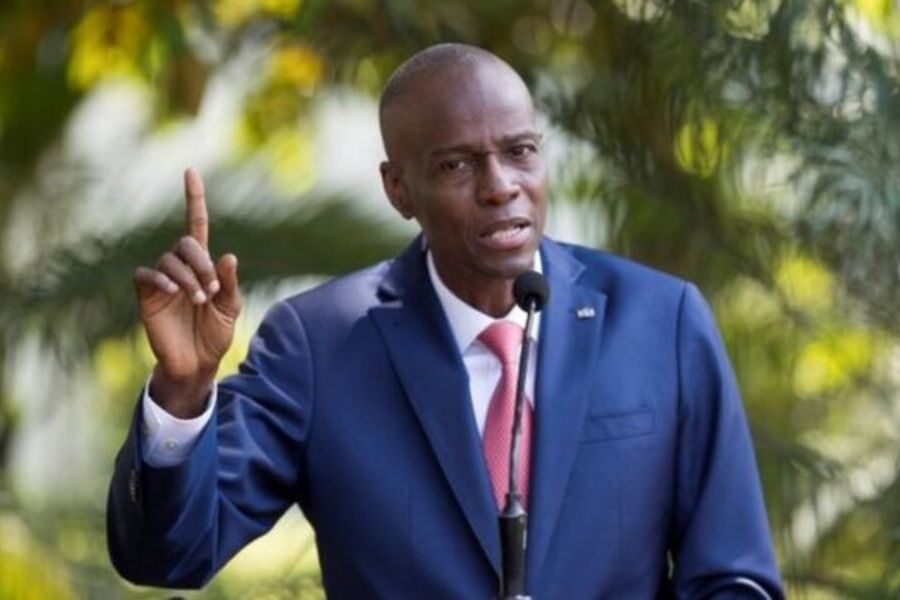 Foto do presidente do Haiti, Juvenel Moise, discursando apontando com o dedo da mão direita para cima