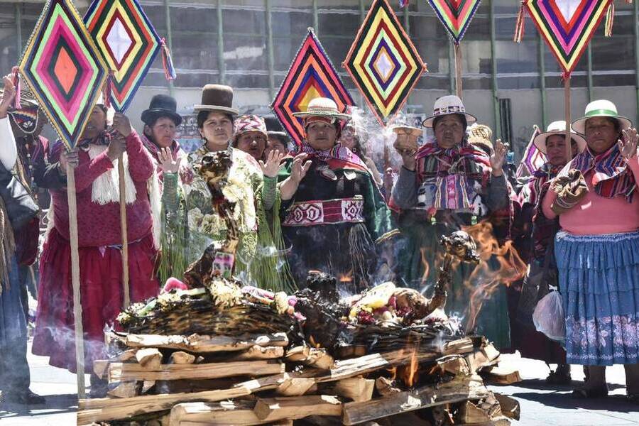 Indígenas bolivianos reúnem-se em volta de uma fogueira