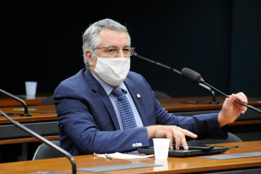 Foto do Deputado Federal Alexandre Padilha, de máscara, sentado à mesa  em uma das Comissões da Câmara dos Deputados