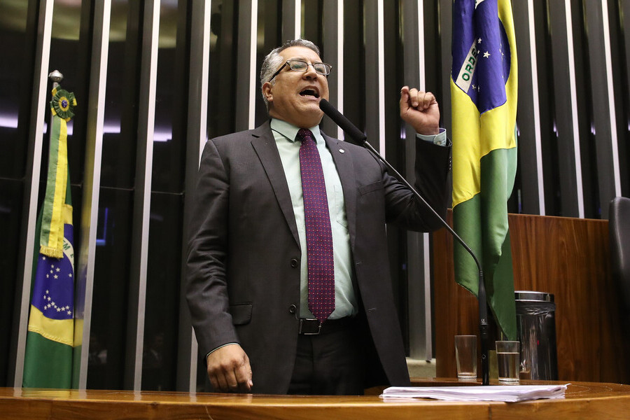 Foto do Deputado Alexandre Padilha falando da Tribuna da Câmara dos Deputados, em Brasilia