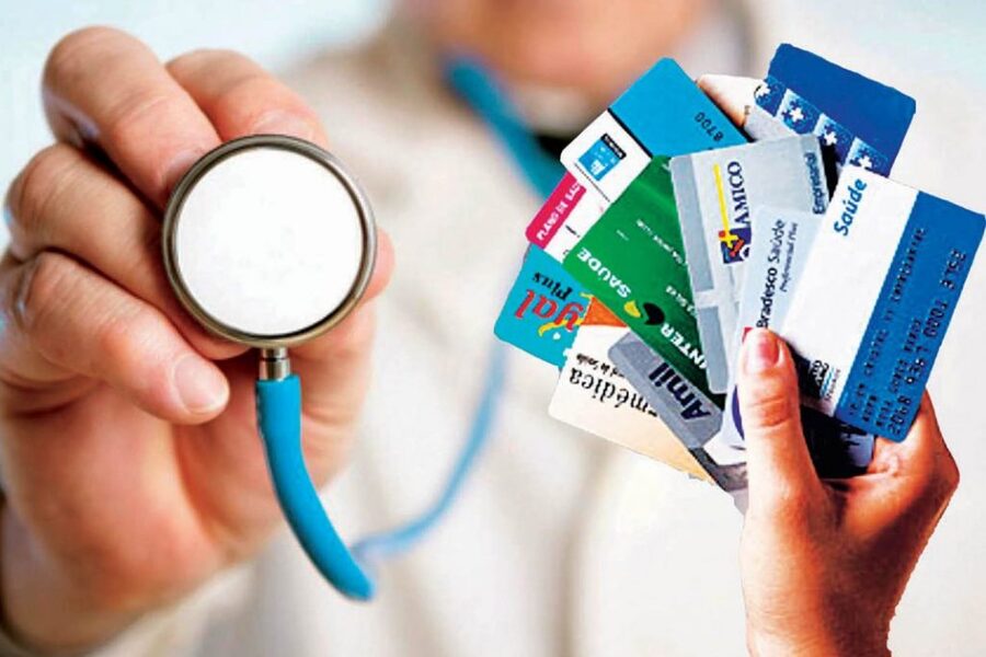 Foto de pessoa segurando vários cartões de planos de saúde