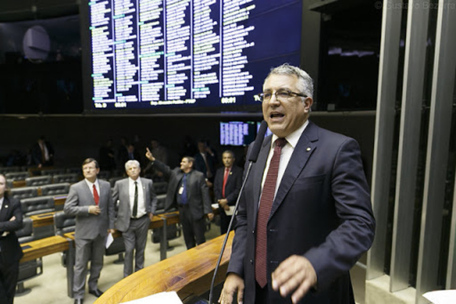 Foto do deputado Alexandre Padilha falando do plenário da Câmara Federal