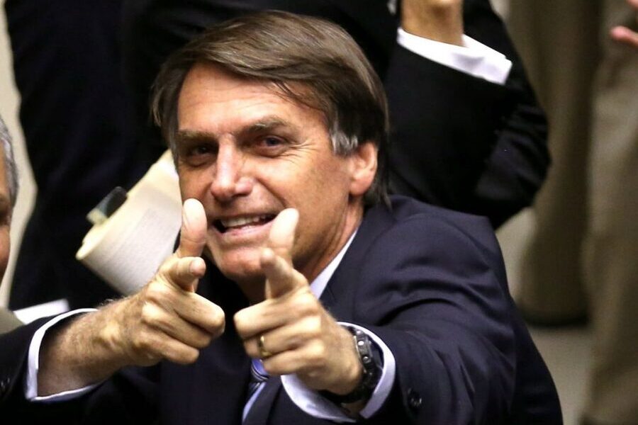 Bolsonaro faz "arminha" com as duas mãos para a câmera do fotógrafo