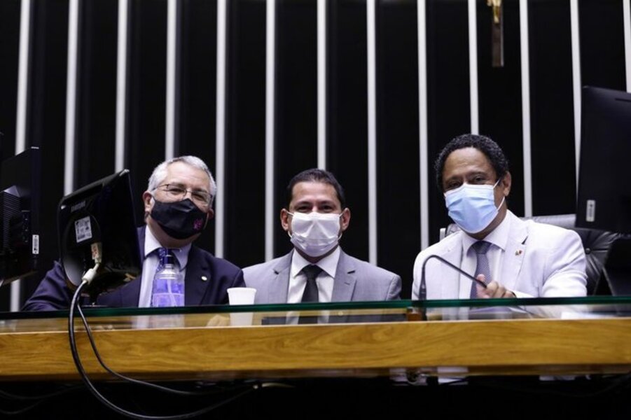 Da esquerda para a direita, deputados Alexandre Padilha, Marcelo Ramos e Orlando Silva, que presidiu a sessão