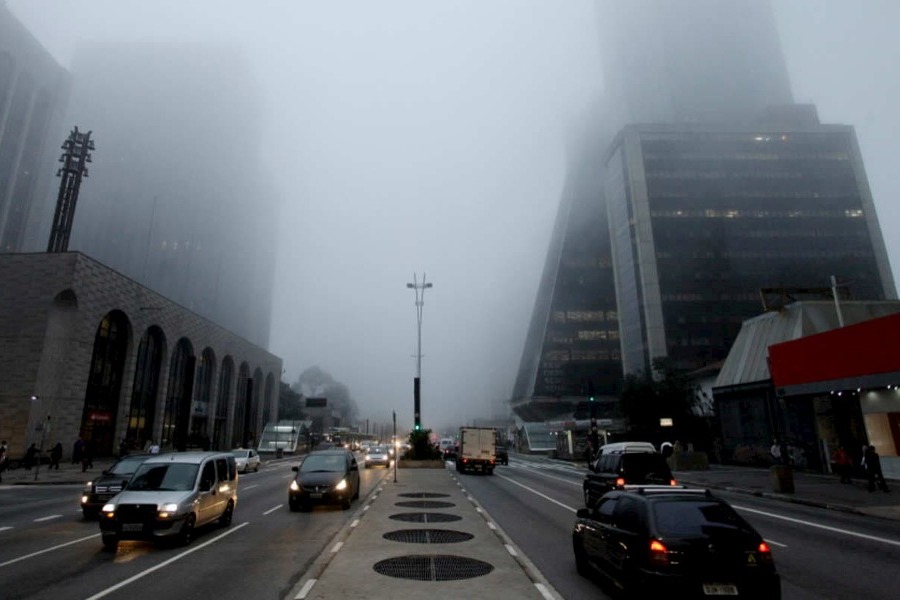 Foto da neblina e muito frio na avenida Paulista