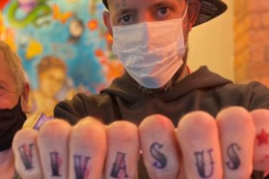 Tico Santa Cruz exibe os dedos tatuados com a inscrição "Viva o SUS"