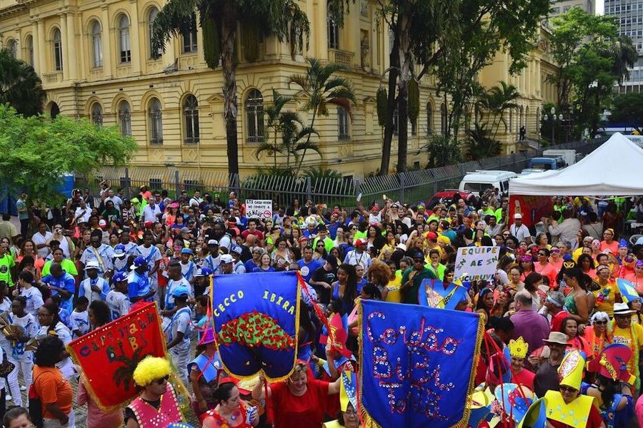Foto de um bloco de carnaval de rua saindo em frente à Secretaria de Educação do Estado de SP, na Praça da República