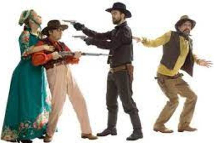 Imagem de pessoas vestidas como se estivessem num filme de Far West em que apontam armas uns para os outros.
