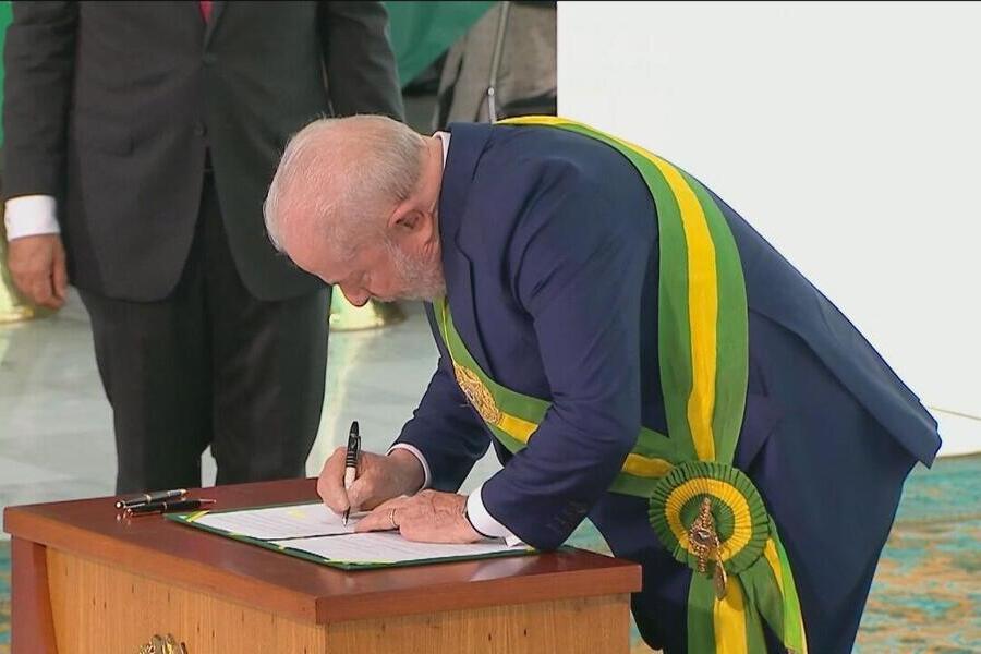 Lula assina decreto logo após a posse no Congresso