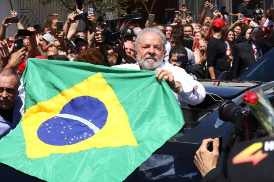 Lula mostra a bandeira brasileira