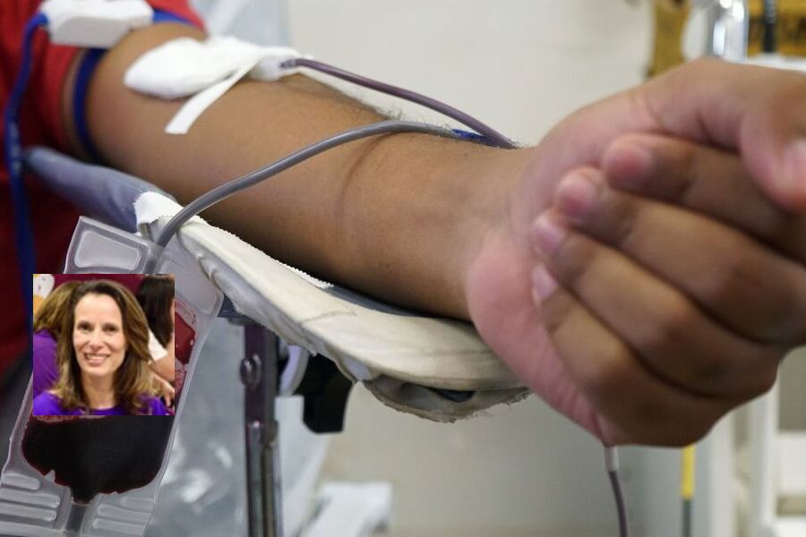 Pessoa, com o braço estendido, doa sangue