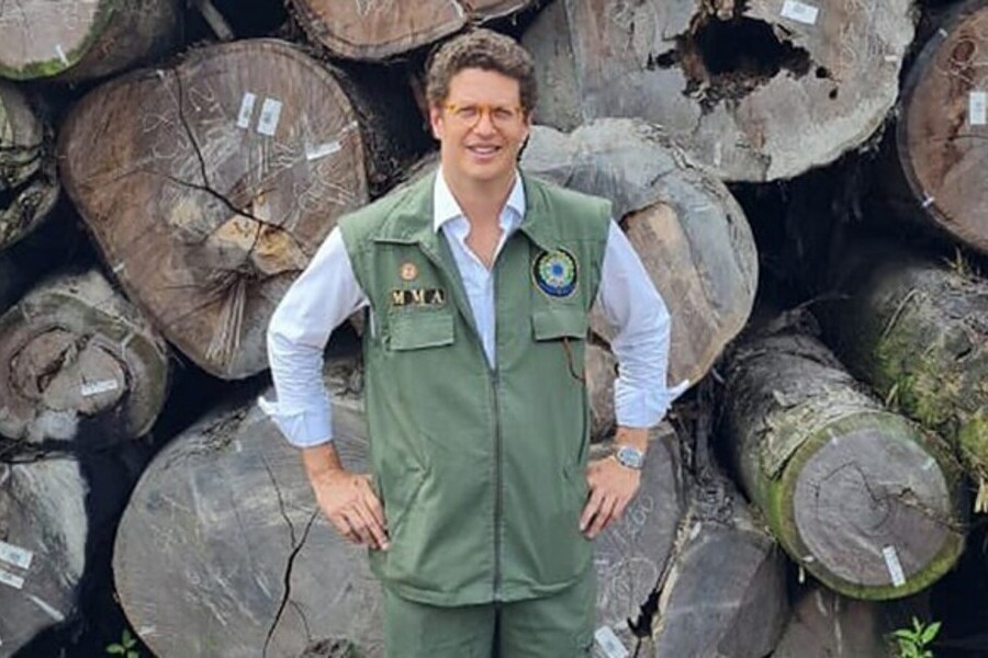 O ministro Ricardo Salles posa em frente a toras de árvores tombadas na floresta Amazônica