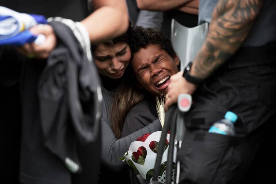 Foto de mulher chorando pelos mortos durante a operação da PM no Jacarezinho, RJ