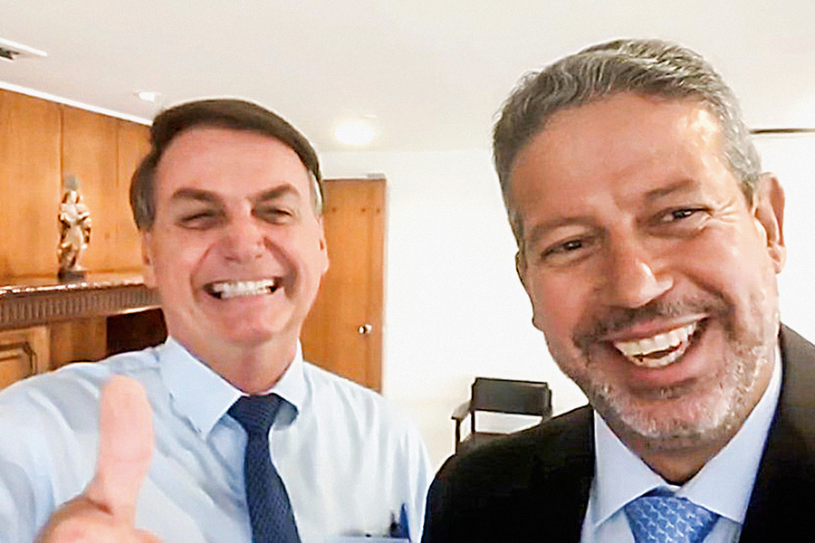 Foto de Bolsonaro e Arthur Lira rindo. Bolsonaro faz "joinha"