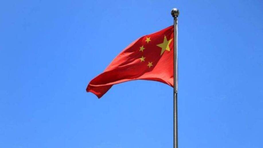 Imagem da bandeira chinesa tremulando no mastro