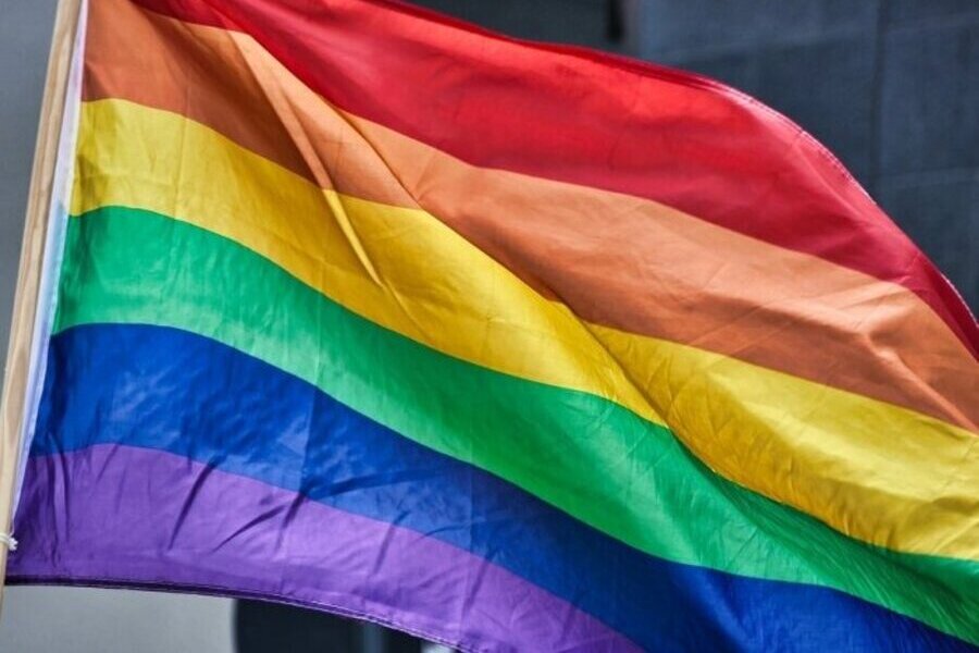 Bandeira LGBTQIA+ tremulando