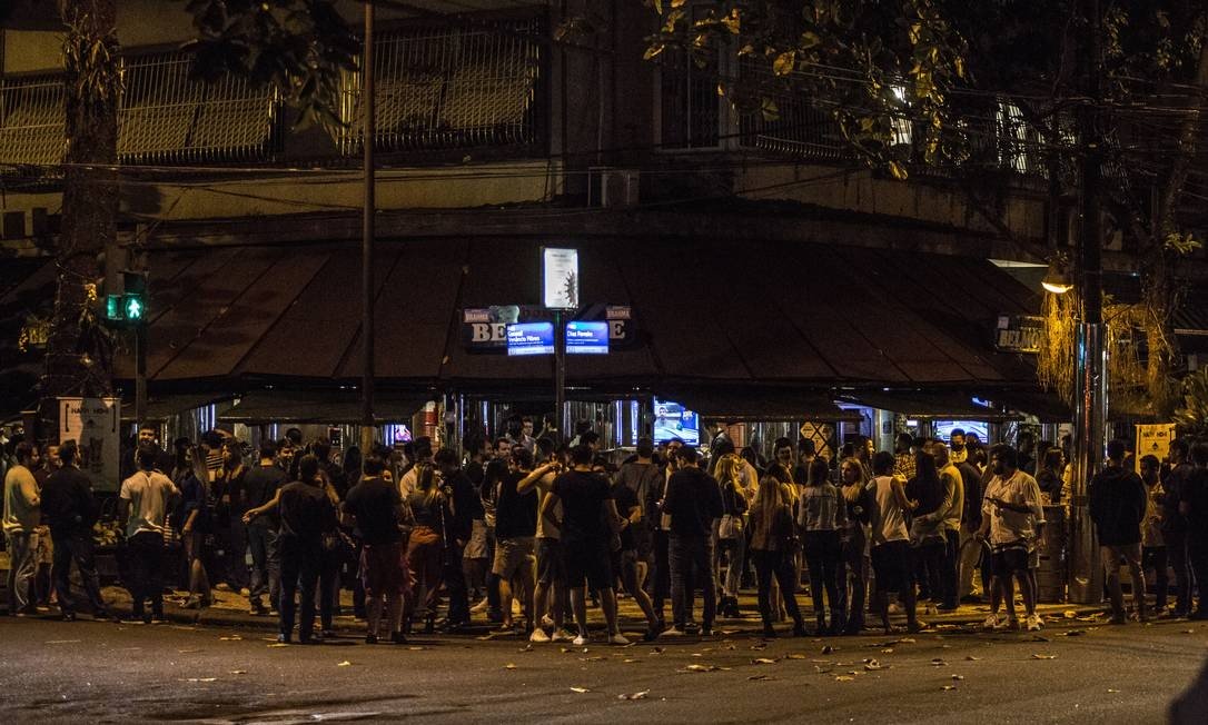 Foto da fachada de um bar no Leblon, RJ, completamente cheio de gente