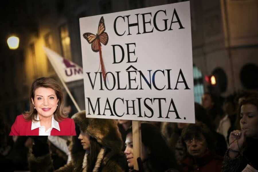 Foto de manifestação feminista. Mulher ergue cartaz dizendo "Chega de Violência Machista"