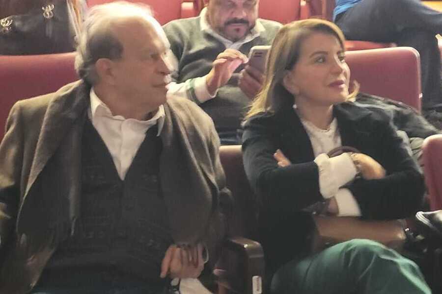 Foto em que o ex-ministro Renato Janine Ribeiro está sentado ao lado da Deputada Estadual Professora Bebel no Auditório das Arcadas na Faculdade de Direito da USP, durante ato pela democracia