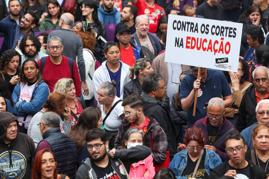 Foto em close de manifestação dos Professores contra a redução dos investimentos na Educação