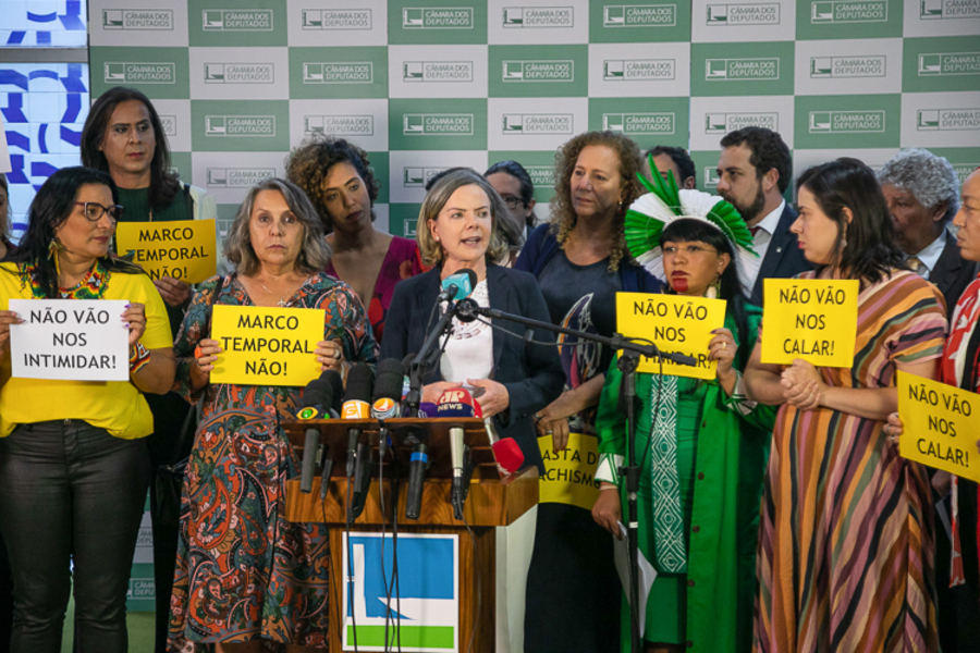 Foto das seis deputadas que sofrem perseguição do presidente da Câmara Federal, Artur Lira, em protesto. 