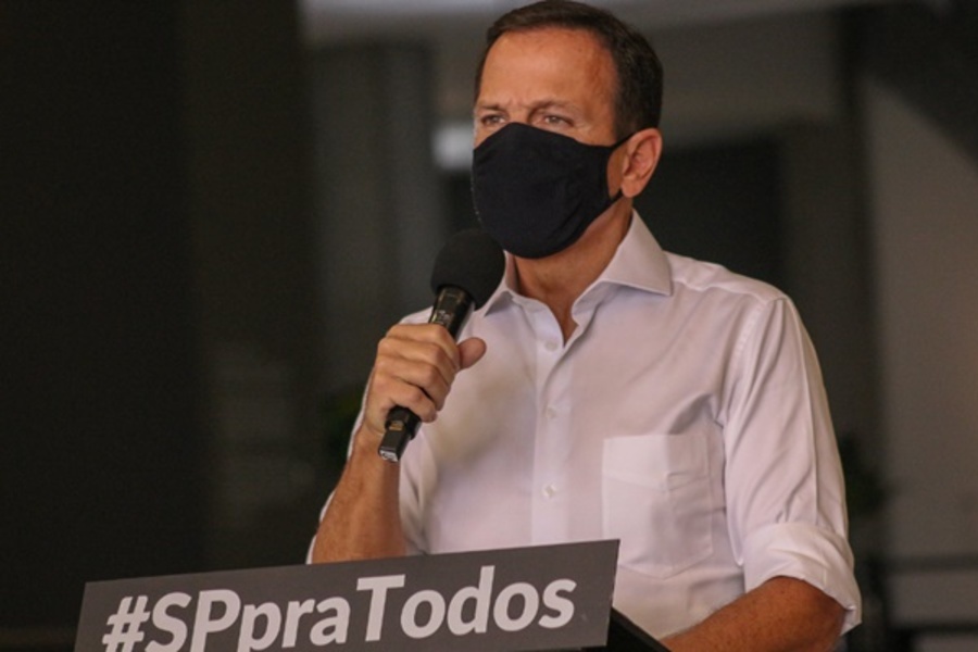 Foto do governador João Doria anunciando reajuste para servidores da saúde e da segurança